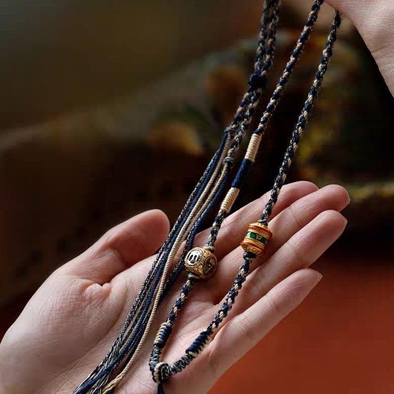 Плетеное ожерелье-подвеска Тханка в тибетском стиле с амулетом Будды и шестислоговой мантрой.