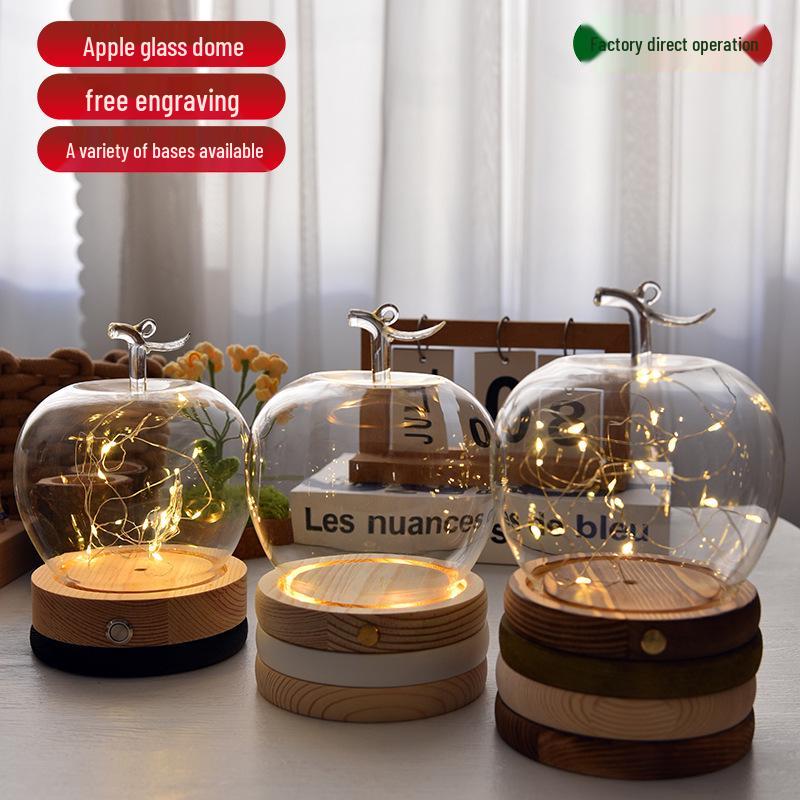 Купол из стекла с изображением вареных яблок и цветов, украшенный глиняной поделкой, для украшения рождественского стола.