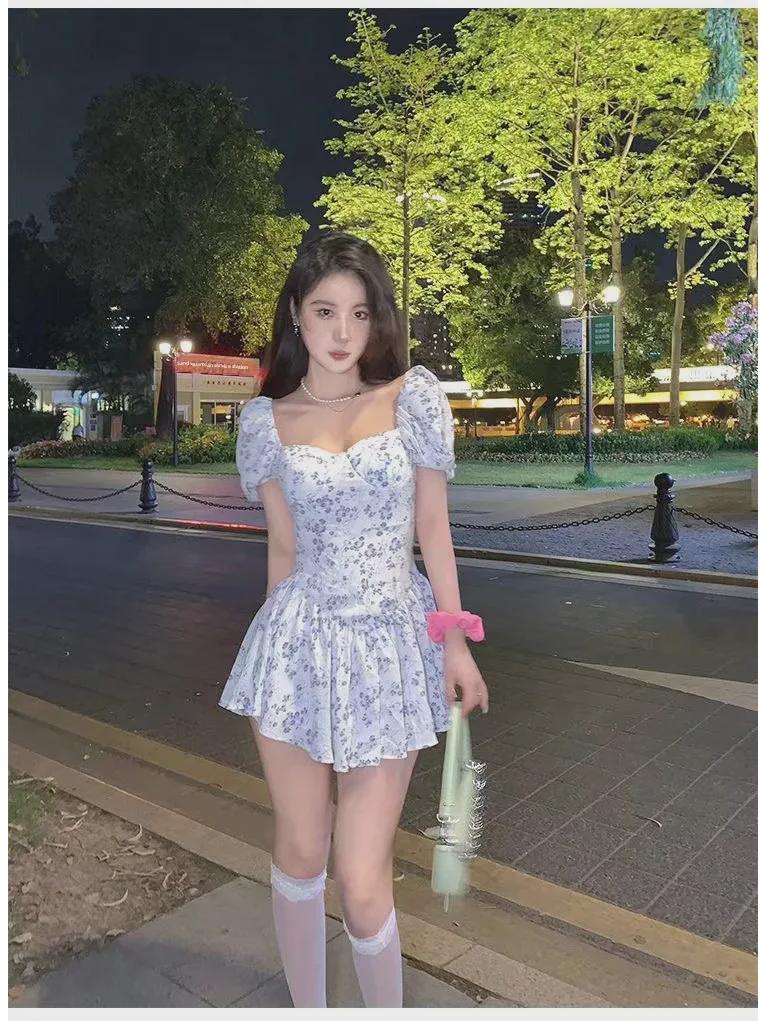 Элегантное платье с цветочным принтом и пышными рукавами, с квадратным вырезом