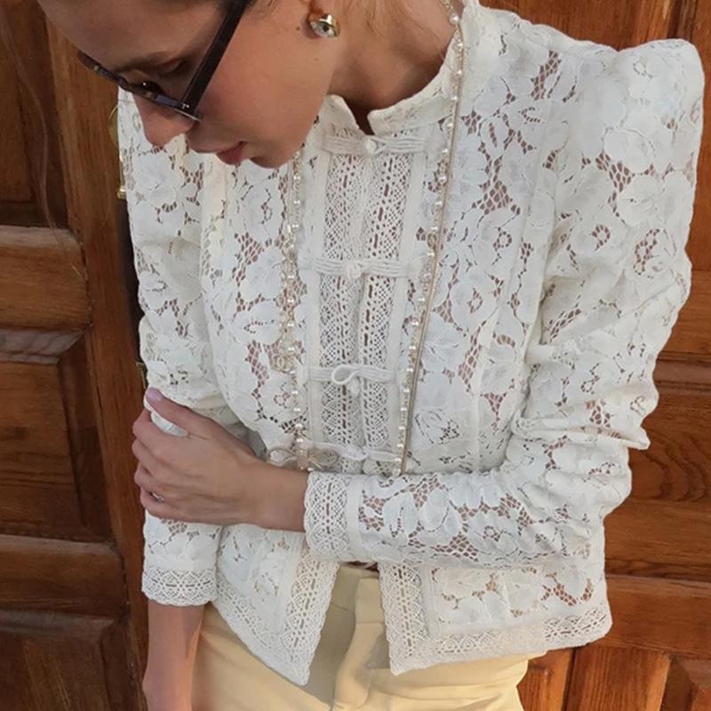 Рубашка в европейском и американском стиле с кружевом и застежкой на пуговицы-лягушки - Воротник-стойка, Приталенный силуэт, Универсальный и дышащий топ, 2025.