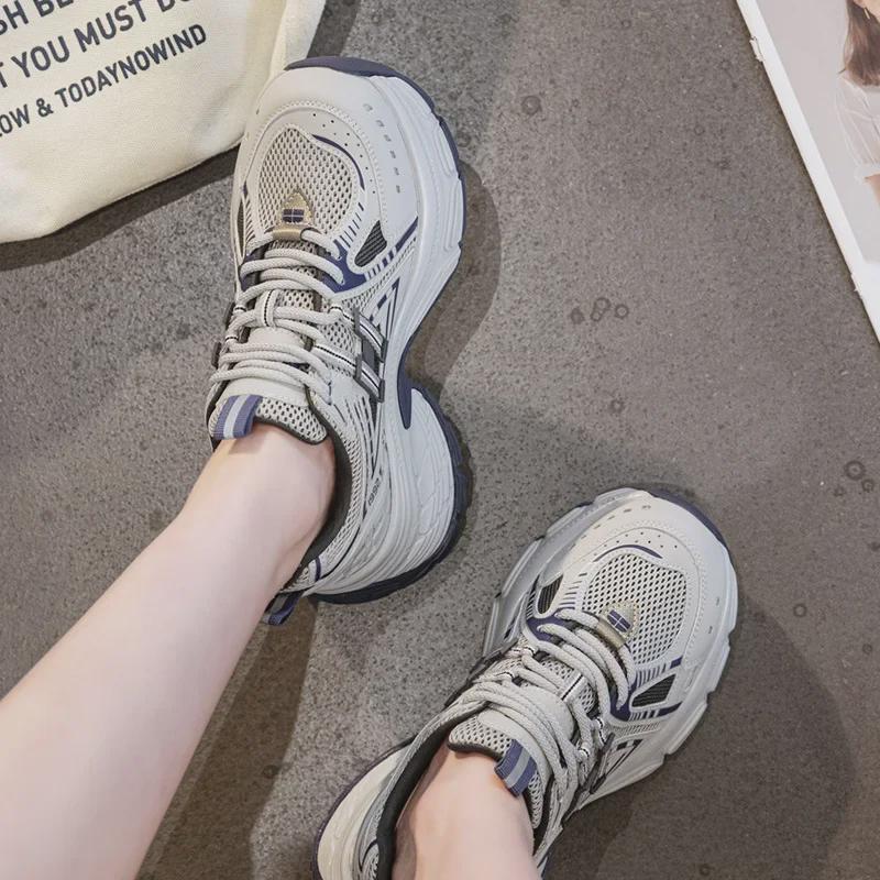 Весна 2025 г. Женские кроссовки на массивной платформе — стройнящая, универсальная, повседневная спортивная обувь