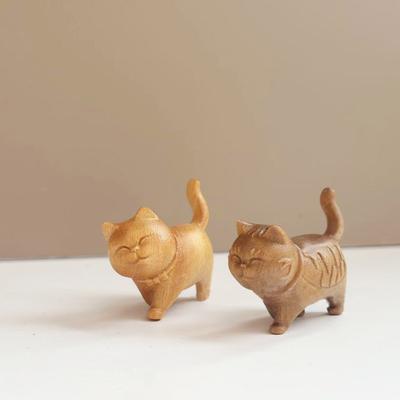 НОВАЯ миниатюрная милая настольная фигурка «Счастливый кот из золотого сандала», деревянный шагающий любопытный кривой кот, домашний декор, подарок для друга