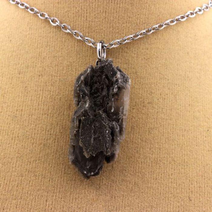 Pierres et Minéraux. Collier Gypse brut. 15 ct. Marcieu, Isère, France.