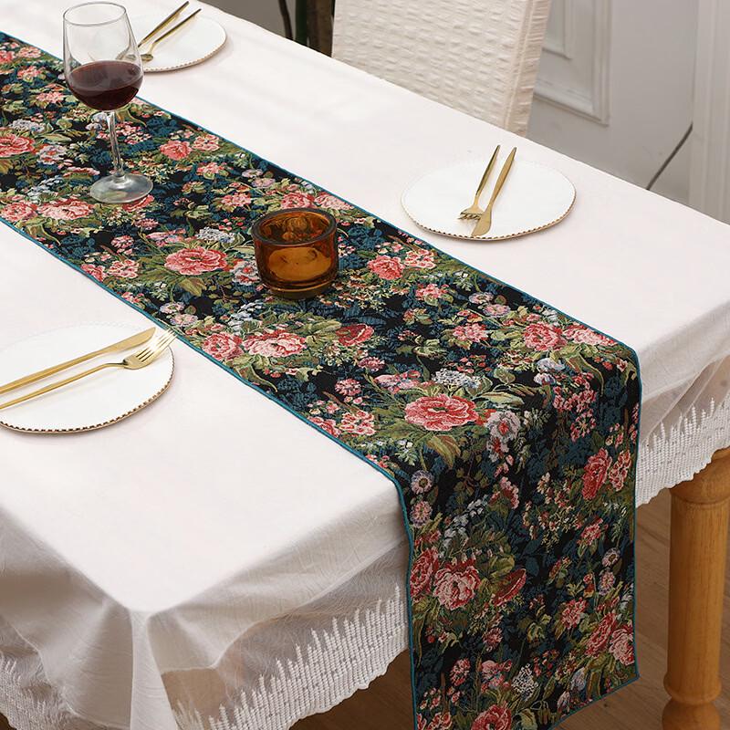 Dearien Pastoral Floral Table Runner