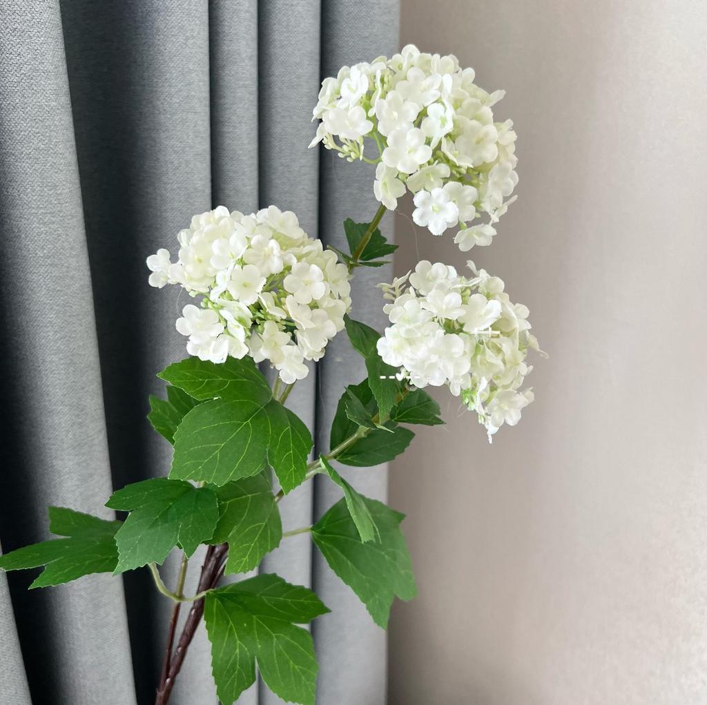 Композиция из искусственных гортензий для украшения обеденного стола и гостиной