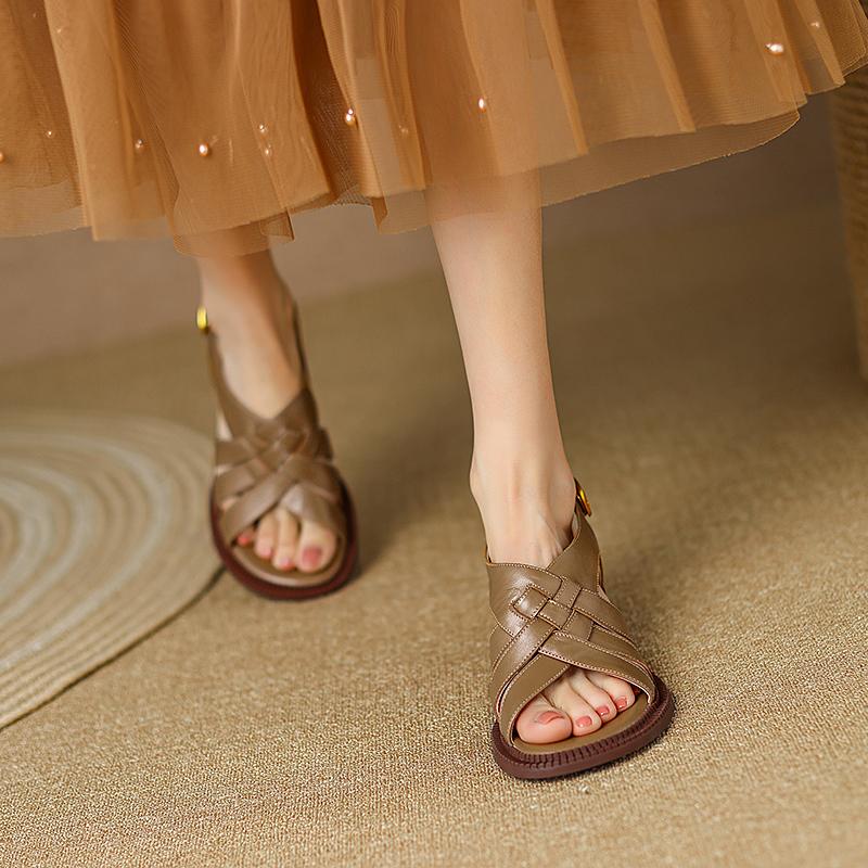2024 Новые босоножки из натуральной кожи с ремешком сзади, женские туфли на квадратном среднем каблуке с металлическими украшениями, летние женские туфли на каблуках для женщин
