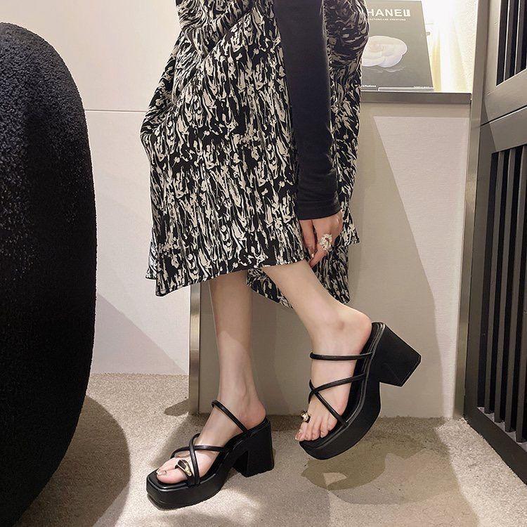 Модная женская верхняя одежда на высоком каблуке, универсальные крутые тапочки, женские 2025 лето новинка, интернет-знаменитость, толстый каблук, толстая подошва, носок