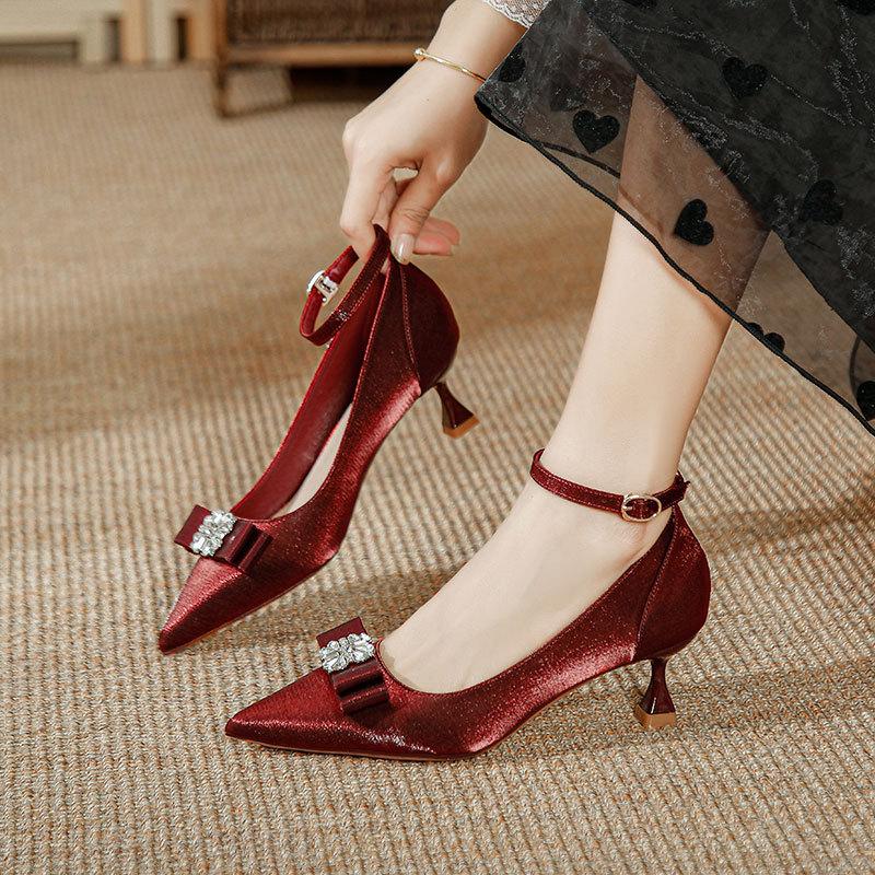 Красные свадебные туфли Xiuhe свадебное платье два варианта носки слово с острым носком на высоком каблуке женские шпильки 2025 новая модель средней высоты каблука женские туфли