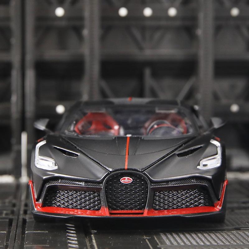 1:24 масштабные литые под давлением металлические модели автомобилей Bugatti Divo для игрушек для мальчиков в возрасте от 3 до 12 лет, автомобили с откатным механизмом, музыкальными дверцами и открывающимся капотом