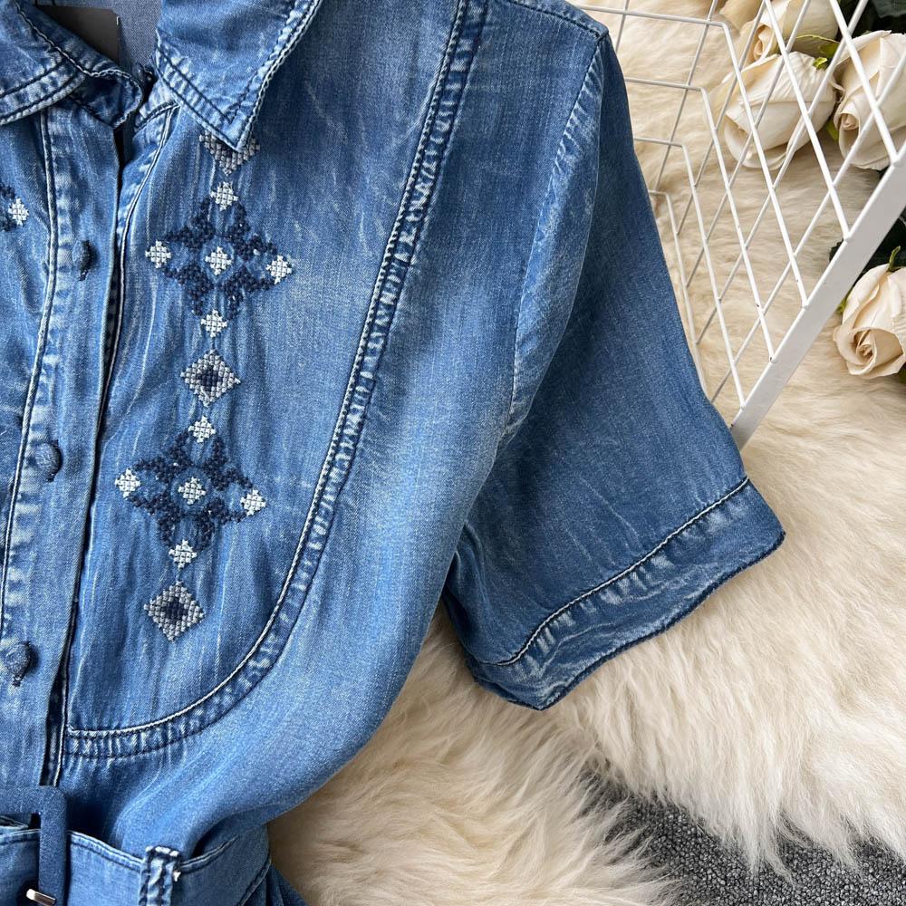 RUGOD Весна и лето Новое вышитое джинсовое платье женское средней длины с большими отворотами-лацканами и плиссировкой на талии длинное платье