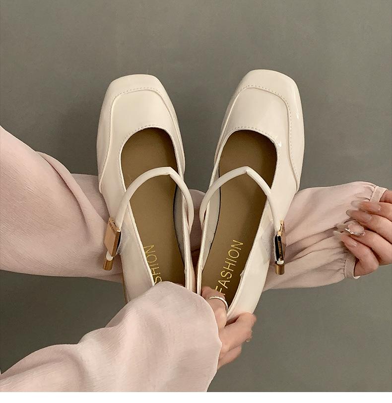 Красные туфли Мэри Джейн с квадратным носком, французские, с юбкой, с неглубоким вырезом, на плоской подошве, женские, новые весенне-осенние 2025 года, в стиле маленькой француженки