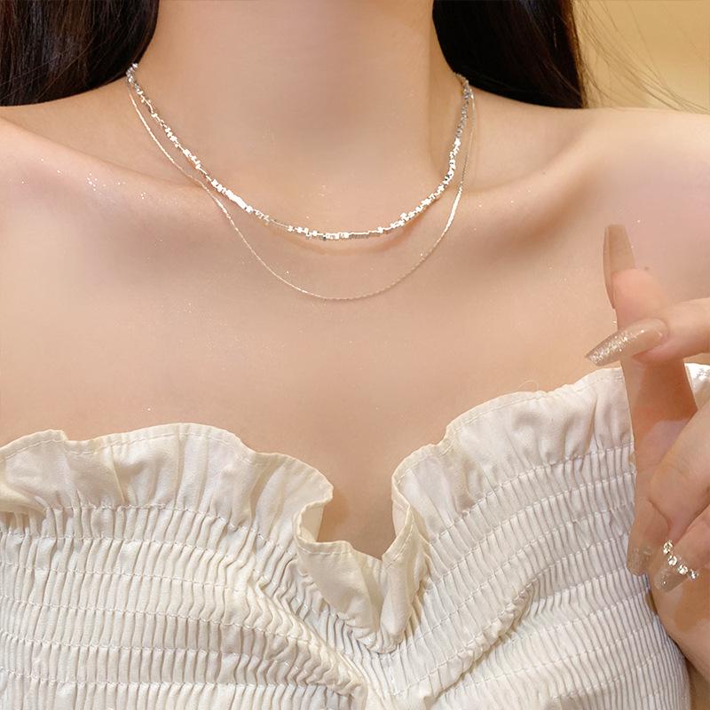 Корейское двухслойное серебряное ожерелье на ключицу для женщин — модный, элегантный и блестящий дизайн, который носят интернет-знаменитости