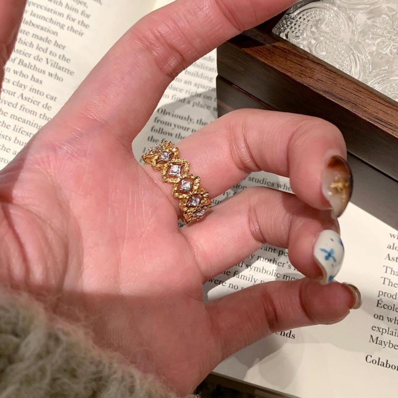 Женское кольцо на указательный палец класса люкс из стерлингового серебра 925 пробы с неправильной формы драгоценным камнем - Не тускнеющее, регулируемое, с легким нишевым дизайном.