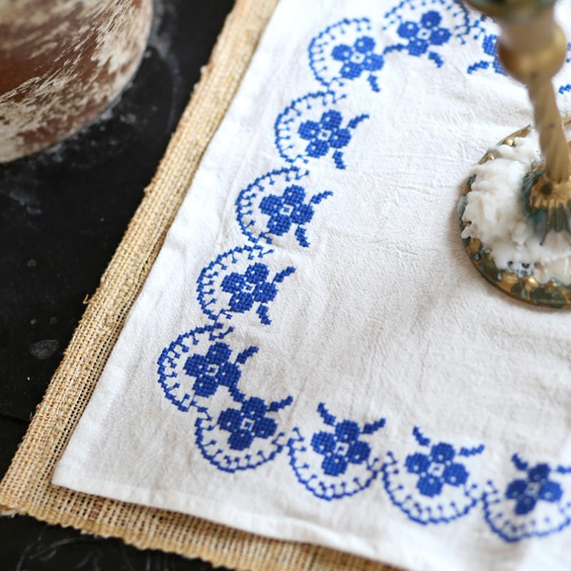 1Pc Placemat Retro Style Cotton Rural Style Embroidered Originality Photography Props Decorative Cloth Figure