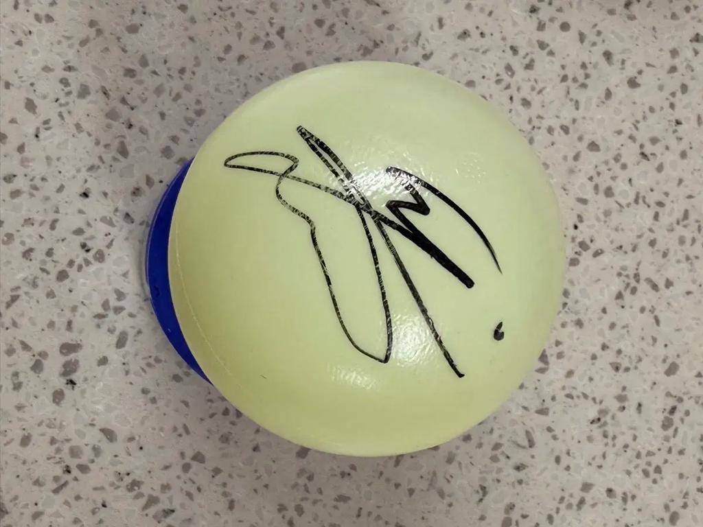 Автографированный мяч от Ли Чэён из FROMIS_9