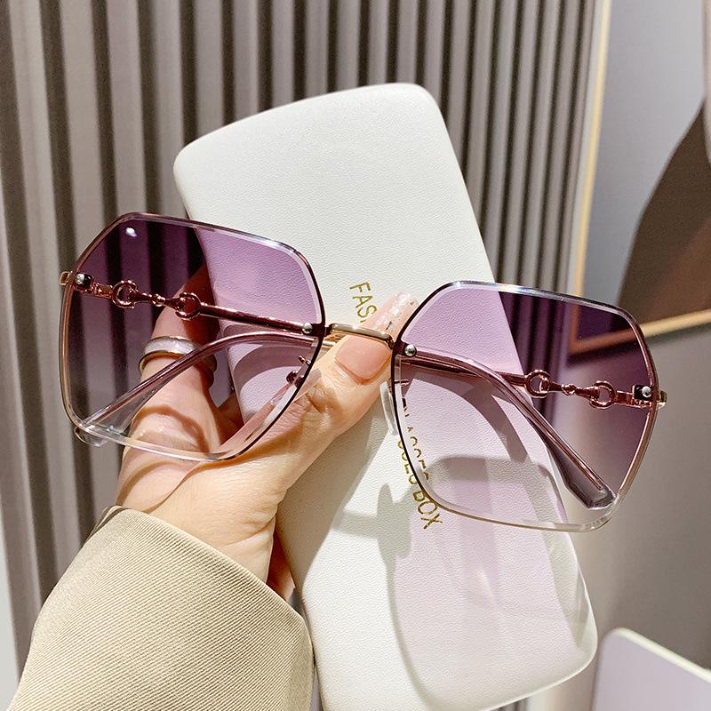 Мужские и женские солнцезащитные очки: Стильная защита от УФ-излучения для вождения и путешествий