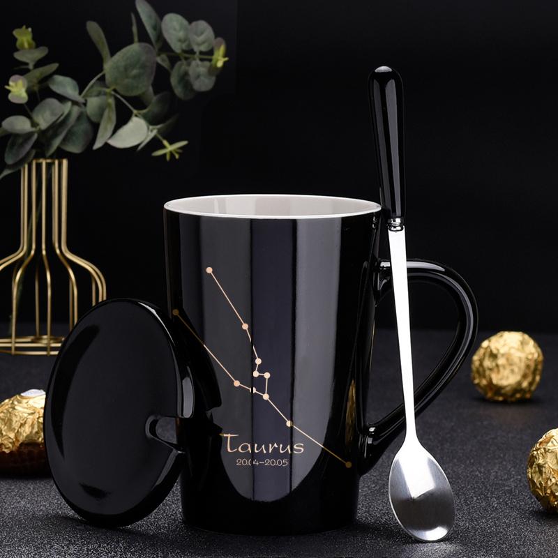 Керамические кружки 12 созвездий, креативные кружки с крышкой-ложкой, черная кружка, фарфоровая кружка со знаком зодиака, молоко, кофейная чашка, посуда для напитков, подарок для пар
