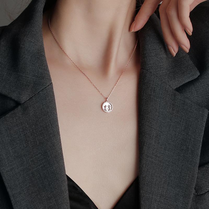 Ожерелье Года Быка для женщин с нишевым дизайном. Тенденция к женскому колье «Год туземца». Тенденция к году туземца. Тенденция к году туземца.