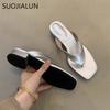 Мода SUOJIALUN 2025 Лето Новый Бренд Женские Тапочки Мода Квадратный Низкий Каблук Женские Повседневные Сандалии Обувь Улица Платье Слипоны Вьетнамки