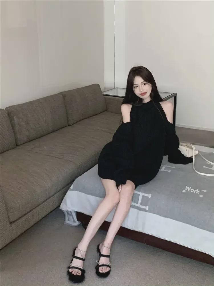 Женский черный вязаный свитер с открытыми плечами — свободный корейский стиль для осени/зимы 2024 г.