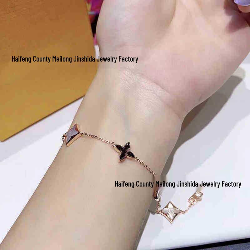 Браслет «Клевер-четырехлистник» от Donkey: Женское элегантное круглое украшение с дизайном из пяти цветков, с белым перламутром и розовой раковиной.