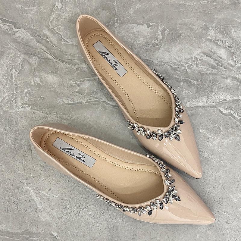 Темпераментные остроносые лаковые туфли с горным хрусталем, женские летние туфли на плоской подошве, с внутренней высотой, нежные туфли с мелким вырезом и мягкой подошвой