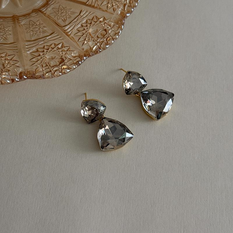 Geometric zircon pendant, stud earrings, high-end fashion versatile, sweet and exquisite temperament, shining gorgeous ring earrings.