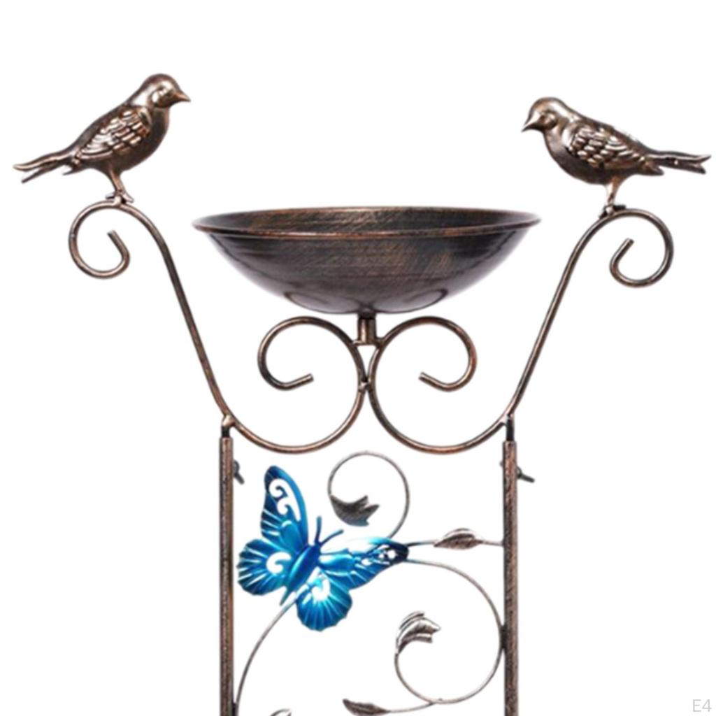 Комбинация купальни для птиц и решетки для растений для элегантности открытого сада