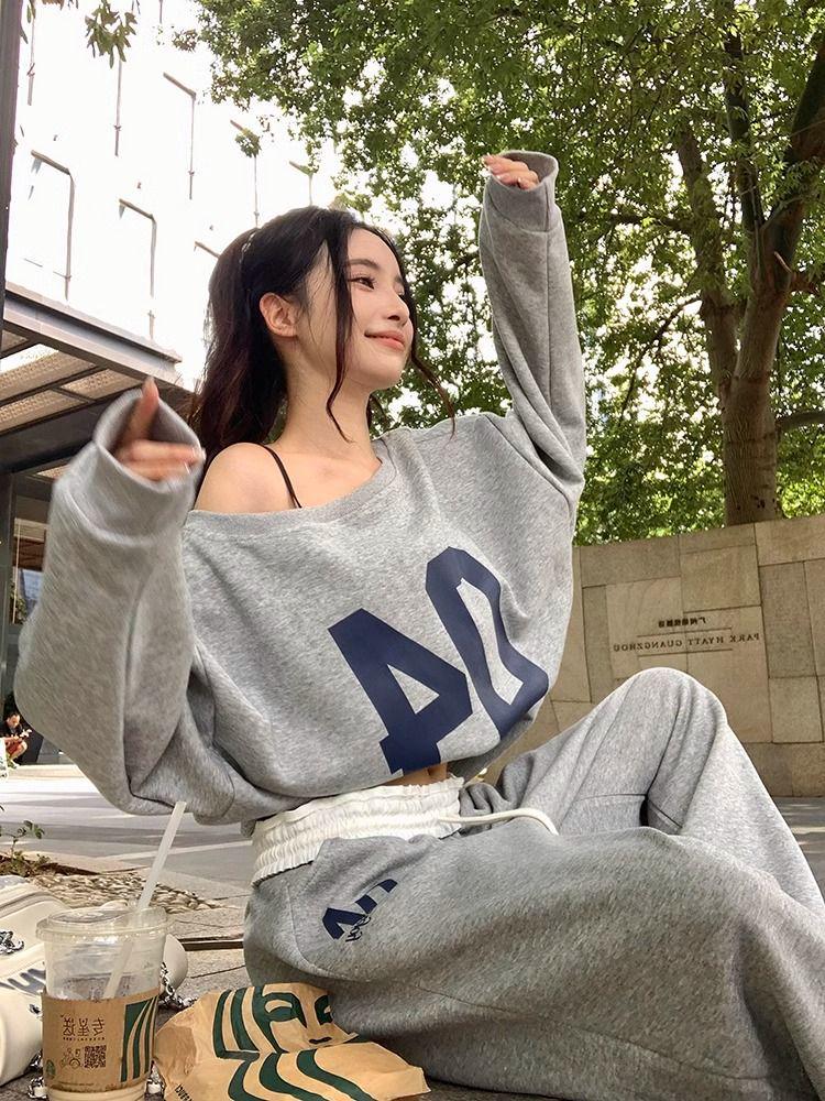 Женский осенний спортивный костюм в корейском стиле: Свободный крой и стройнящие брюки с широкими штанинами, комплект из двух предметов - Модный тренд инфлюенсеров.