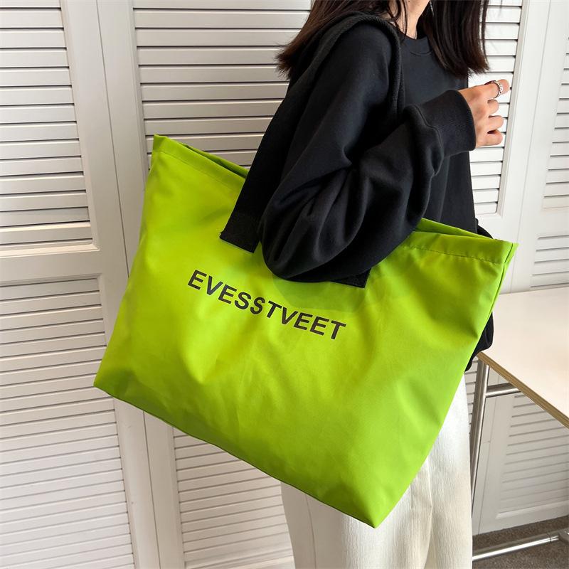 Модная и яркая цветовая командировка на короткие расстояния, магазины большой емкости, йога, фитнес, камера хранения багажа, дорожная сумка.