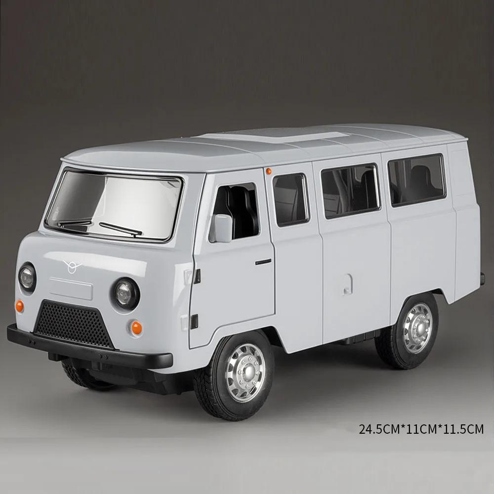 AAYE1 Large Size 1:18 UAZ TRAVELER Car Model Toy Metal Diecast Pull Back Sound Light Models Simulation RV Decoration Boys Presents