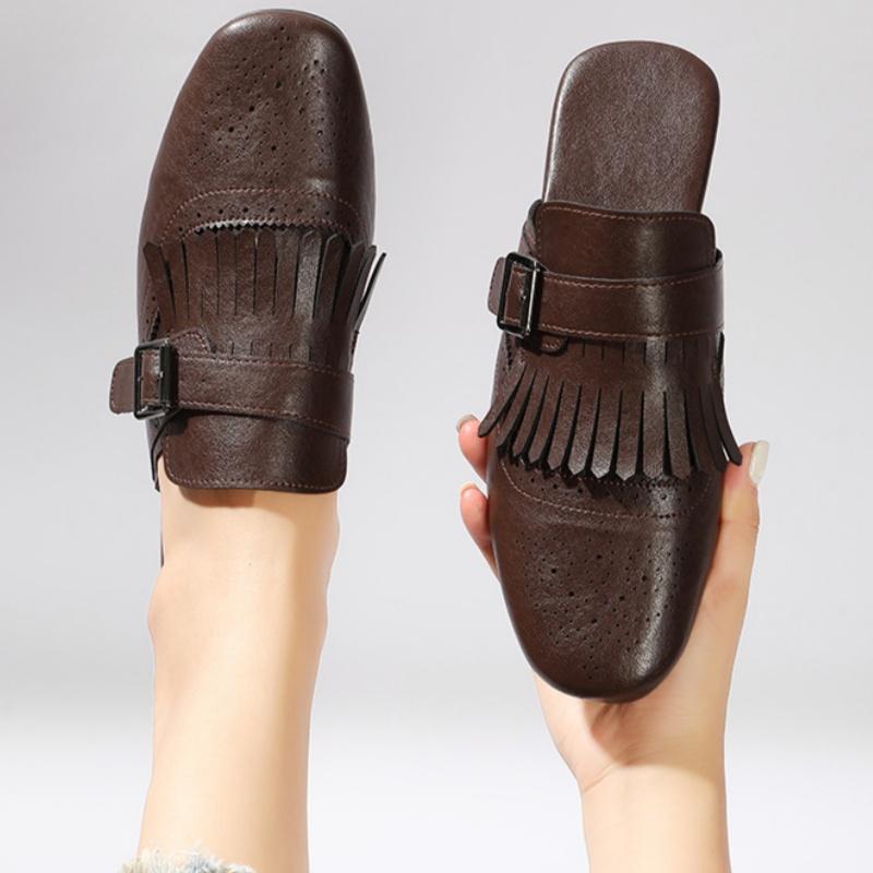 Модные металлические пряжки с кисточками женские плоские шлепанцы 2025 лето мюли высокое качество модные мягкие с круглым носком повседневные элегантные женские сандалии