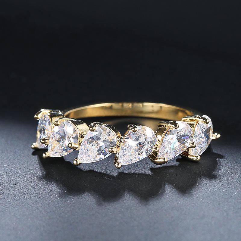 Корейское трендовое кольцо из розового золота с цирконом