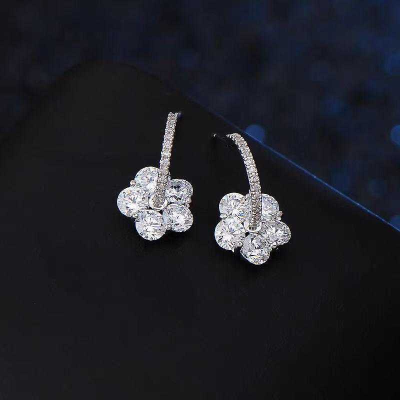 Изысканные серьги из стерлингового серебра с цирконами для женщин: 2025 Модный Темпераментный Стиль