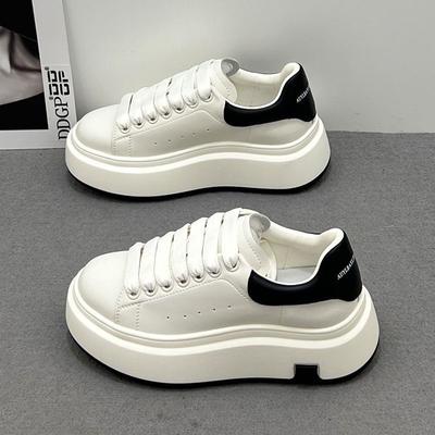 Маленькие ножки, модные маффины, ленивые повседневные туфли, мягкая кожа, толстая подошва с увеличением высоты, бархатные маленькие белые туфли для женской весны 2025 года и