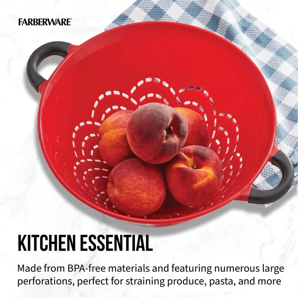 Прочный пластиковый дуршлаг с ручками с мягким захватом, большими перфорациями и приподнятыми ножками для легкого процеживания и слива. Кухонный инструмент.