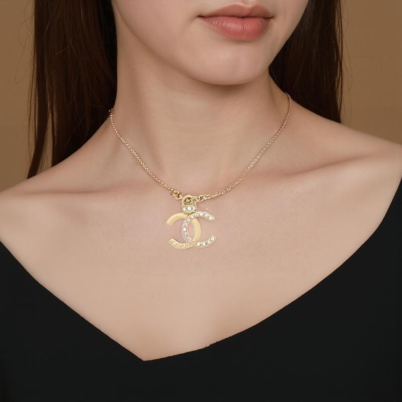 Chanel [24P Стиль Весна-Лето] Однотонное Ожерелье-Кулон с Декором Двойная C Женское Золотое