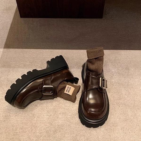 Виноградная мама имеет тот же стиль, стиль колледжа с квадратной пряжкой, ленивый человек с одной ногой, толстый каблук-маффин, толстая подошва, лоферы из маленькой кожи