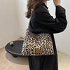 Осень-зима Новые женские сумки большой вместимости Модные сумки с леопардовым принтом Премиум-текстура Универсальные сумки для поездок на работу на плечо подмышки