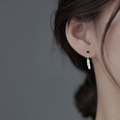 Серьги-перья в стиле ретро с черным бриллиантом, персонализированные короткие серьги-гвоздики в виде листьев знаменитостей из Интернета, цельные, источник доставки