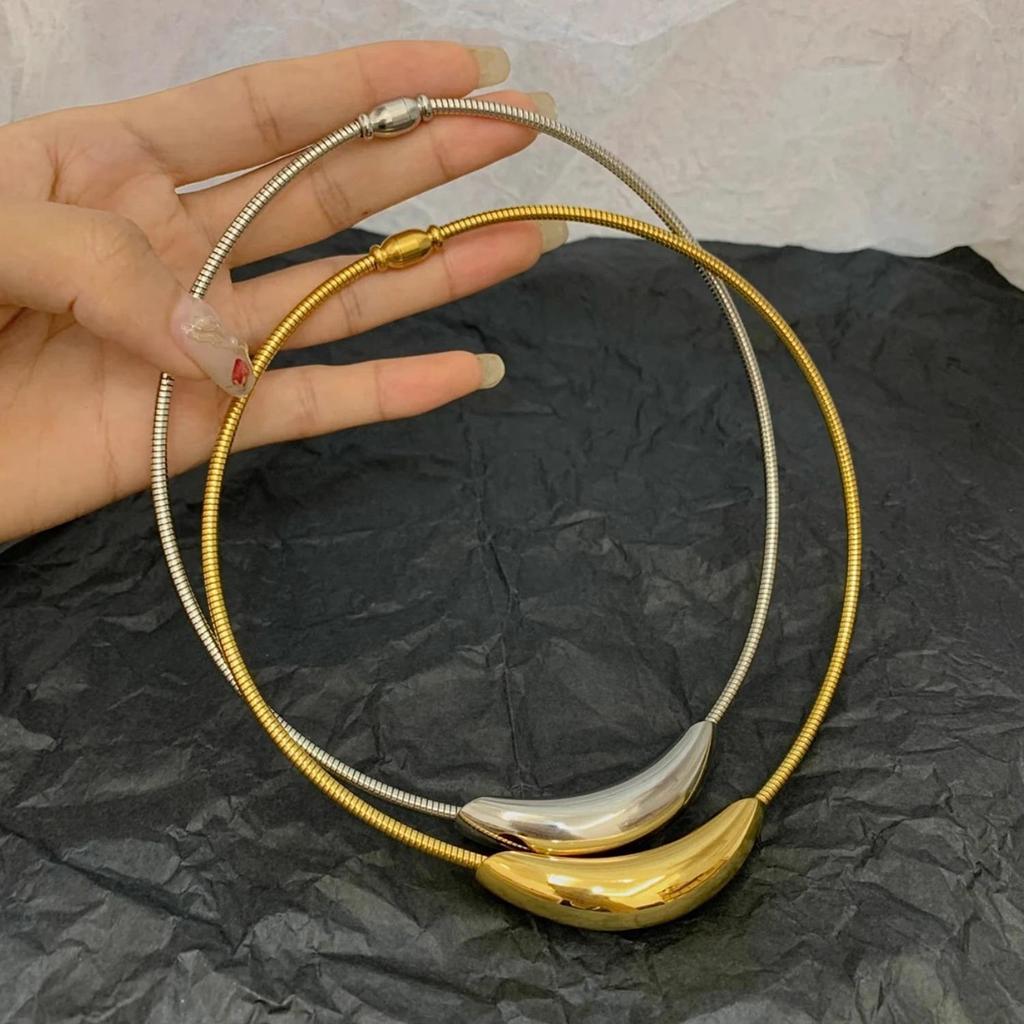 Элегантное колье-чокер из гладкой титановой стали в виде изогнутой трубки - Элегантный, Не выцветающий, Универсальный аксессуар