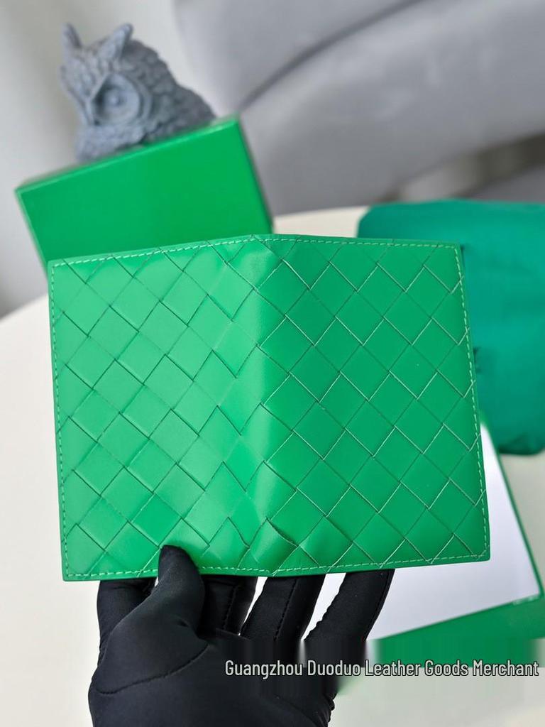Двустворчатый кошелек из натуральной кожи с ромбовидным тиснением, отделениями для множества карт и держателем для паспорта