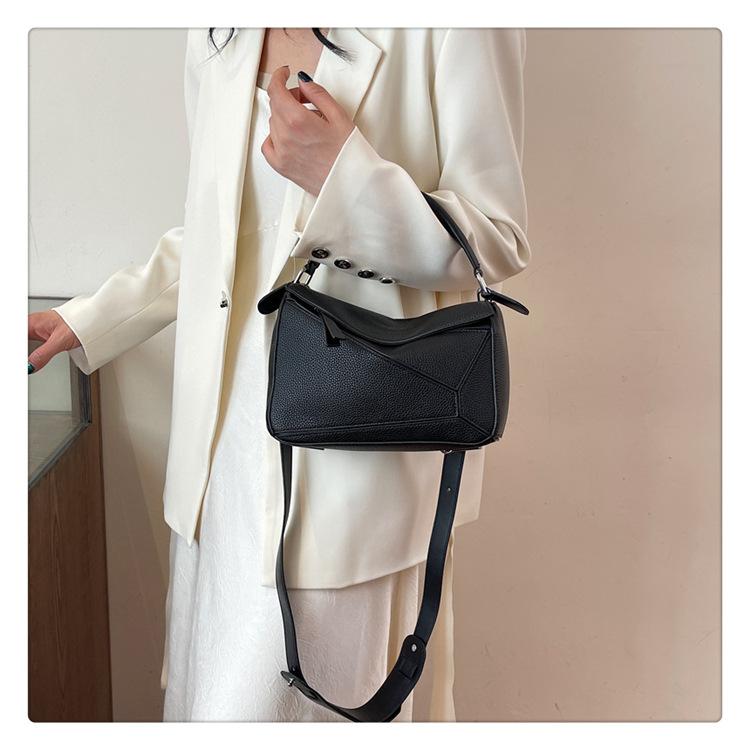 Портативная сумка через плечо с узором личи, модная и практичная.