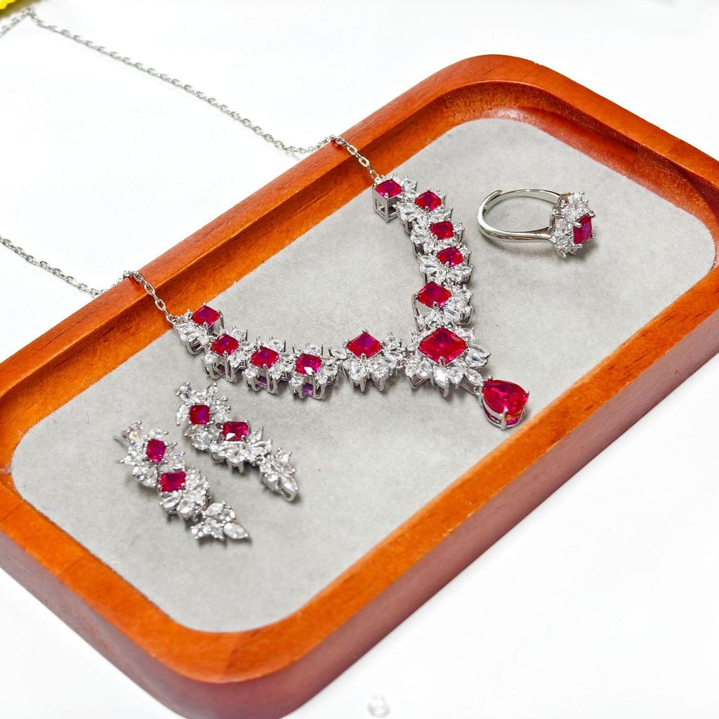 Gessen Jewelry: Элегантный набор: серьги, кольцо и подвеска с красными цирконами