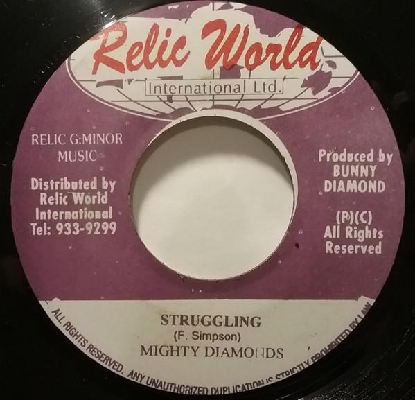 7-дюймовая пластинка MIGHTY DIAMONDS - Struggling / Kinarky NONE Relic World Int Ямайка Регги, Ска и Даб Б/у