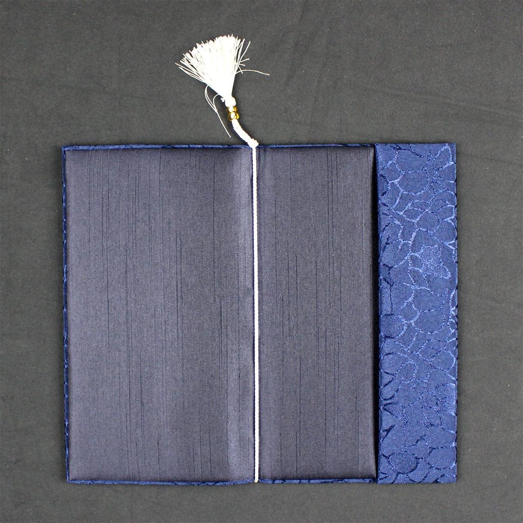 Маруаи Фукуса (Конверт западного образца) с цветочным узором в темно-синем цвете (Фуку-50ДБ)