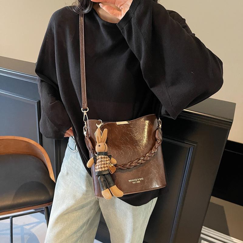 Premium Sense Niche Bag Women's Autumn and Winter 2025 New Retro Shoulder Messenger Bag Fashionable Women's Bucket Bag