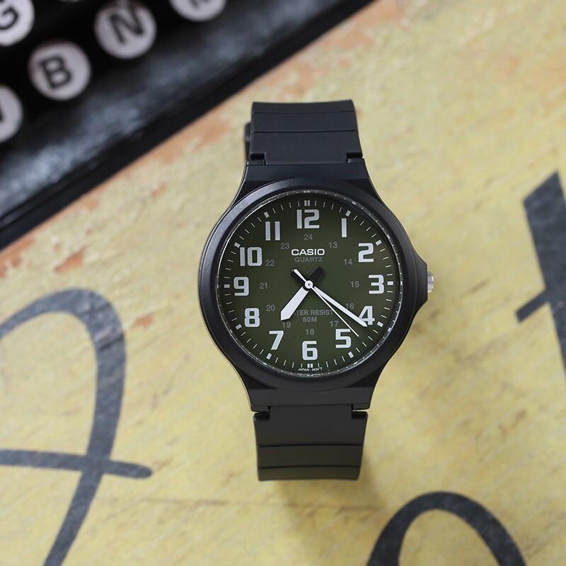 Casio Серия YOUTH - Диск Три штифта Большой циферблат Простой Кварцевый механизм Ремешок из смолы Японские и корейские часы Мужские;s Часы Зеленый циферблат MW-240-3B