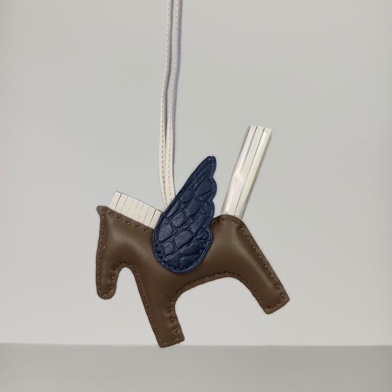 Подвеска для сумки-лошадки из натуральной кожи с отделкой из овчины и крокодила, сшитой вручную