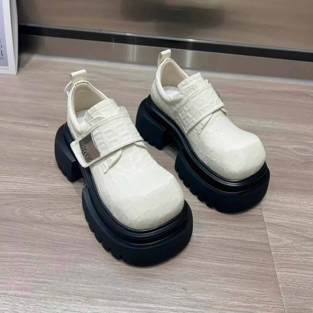 Британские модные крутые туфли с квадратным носком, маленькие кожаные туфли для женщин, новые модели осени 2025 года, лоферы на толстой подошве с металлической пряжкой, увеличивающие рост